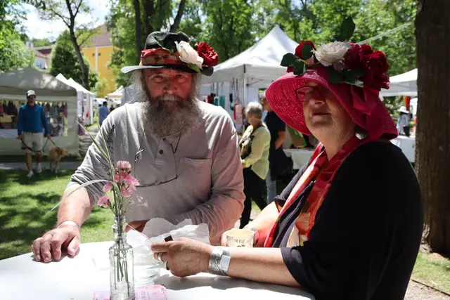Unter dem Motto „Ein Fest für alle Sinne“ wurde aus dem Kurpark eine Bühne, ein Treffpunkt und ein sommerlicher Wohlfühlort zugleich. Und genau dort begann am Samstag eine Reise durch Musik, Kunst und Genussmomente. | Foto: Alejandra Ortiz / MeinBezirk