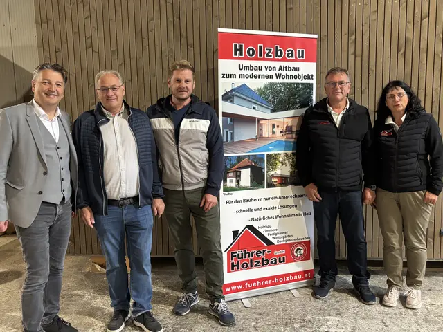 Aspachs Bürgermeister Georg Gattringer, WKO-Obmann Klemens Steidl, Daniel Wagner, Innungsmeister-Stellvertreter Holzbau, Josef Frauscher, Innungsmeister Holzbau, und Firmeninhaberin Gabriele Frauscher (v. l.). | Foto: Clemens Katzdobler