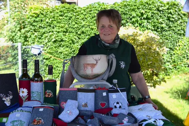 Frau präsentiert ihre Produkte