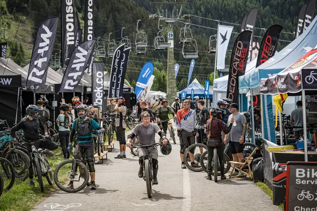 Bikefans trafen sich in Nauders zum Start in die Bikesaison. | Foto: Manfred Stromberg