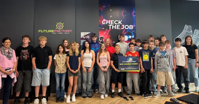 Schülerinnen und Schüler der 3b-Klasse der MS Gols mit den Pädagoginnen Katrin Hafner und Kristina Leopold  | Foto: WKB