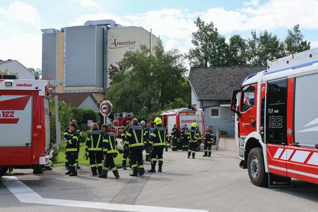 Acht Feuerwehren rückten aus, um ein brennendes Gebläse in einer Mühle in Wallern an der Trattnach zu löschen. | Foto: laumat/Matthias Lauber