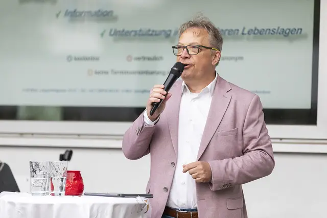 Walter Schuster ist seit 1992 bei den Wiener Volkshochschulen tätig. Seit 2017 ist Direktor der VHS Meidling und Leiter Pädagogik und Entwicklung. | Foto: intotheblue.studio/Viktoria Morgenstern