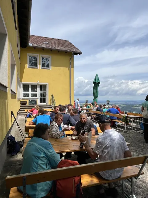 Nach dem geselligen Beisammensein starteten die Gruppen den Rückweg bei herrlichem Sonnenschein und angenehmen Wandertemperaturen. | Foto: Roman Meixner