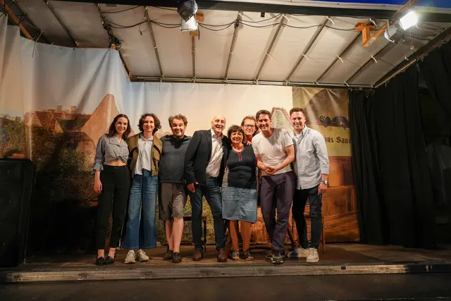 v.l.n.r.: Anais Marie Golder, Anne-Sophie Delmas, David Czifer, Bürgermeister Gerald Höchtel, Monika Schmatzberger, Patrick Kaiblinger, Max Mayerhofer und LAbg Bernhard Heinreichsberger , | Foto: Marktgemeinde Sieghartskirchen