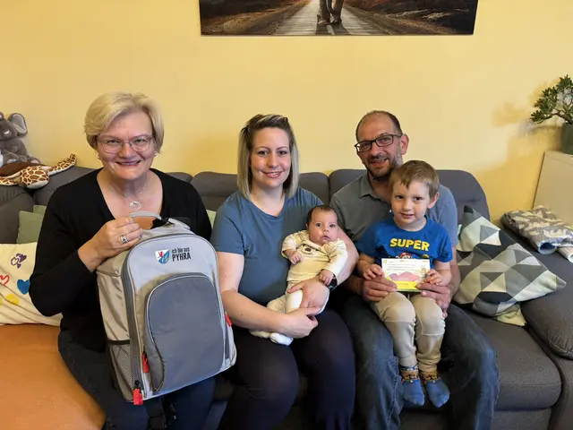 Vizebürgermeisterin Erika Zeh, Romina Penz mit Tochter Lilly und Bernhard Hochreiter mit Sohn Loris.

  | Foto: Gde. Pyhra