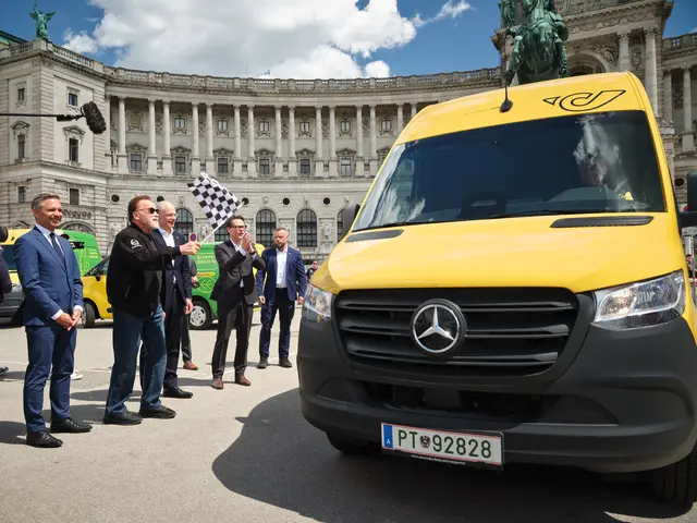 Arnold Schwarzenegger gab am Heldenplatz den offiziellen Startschuss für die vollständig elektrische Post-Zustellung in Wien. | Foto: Österreichische Post AG