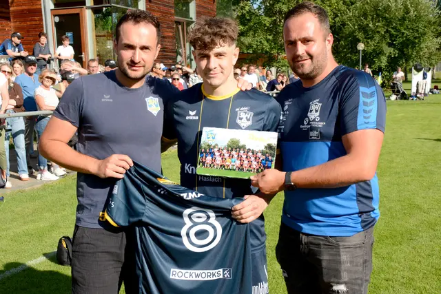 Der sportliche Leiter des SV Haslach, David Aichberger, Aron Rácz, der in seine ungarische Heimat zurückkehrt und Sektionsleiter Matthias Engleder.  | Foto: Prem