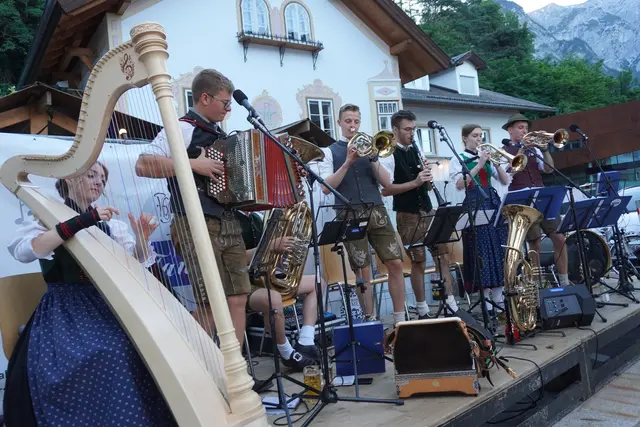 Die Junge Völser Tanzlmusig sorgte für Stimmung nach dem Festakt.  | Foto: AMG