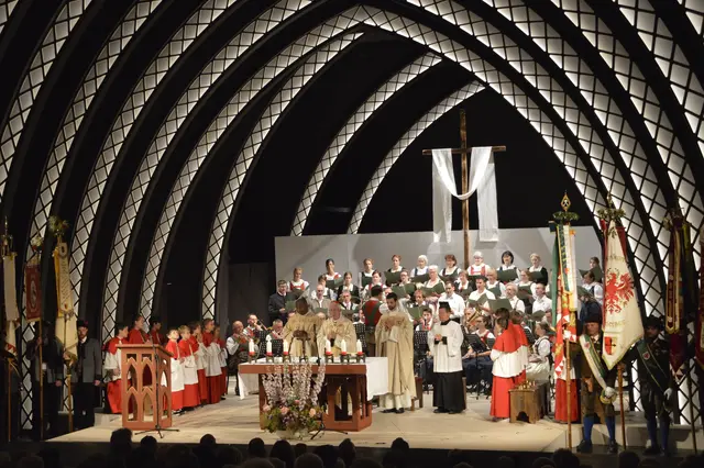 Zum 100-jährigen Jubiläum wurde im Passionsspielhaus Thiersee eine Messe zelebriert.  | Foto: Brigitte Eberharter