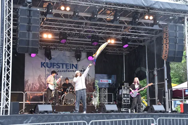 "Koan Akku" gab im Stadtpark mit viel Indie Rock den Auftakt.  | Foto: Barbara Fluckinger