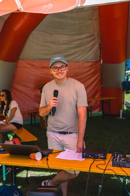 DJ Fabian Strickner sorgte für motivation entlang der Strecke. | Foto: Pernsteiner