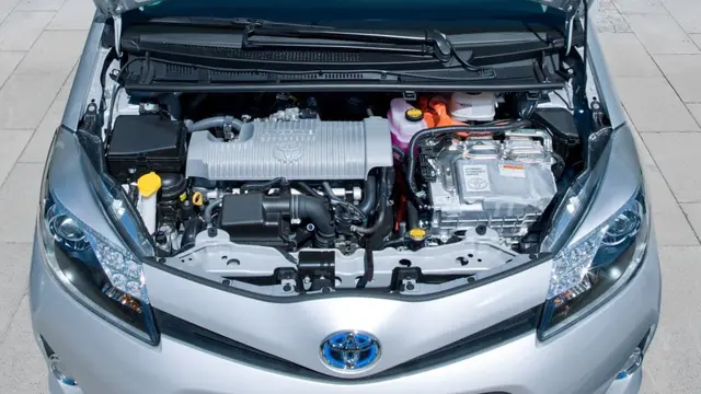 Motorraum mit zwei Antrieben (Verbrenner und Elektro)
