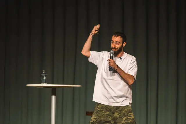 Mit zahlreichen Pointen sorgte Buono für viele Lacher. | Foto: Pernsteiner
