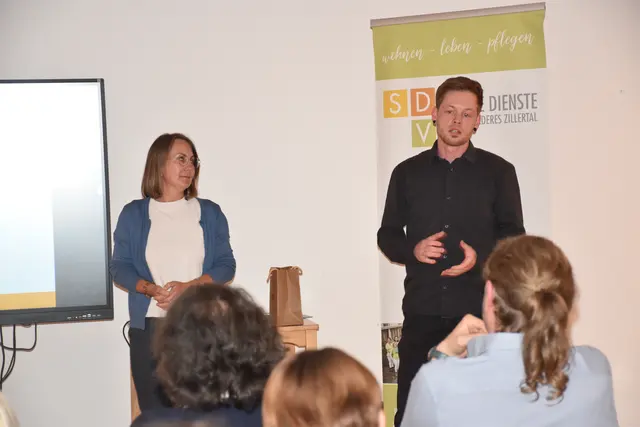 Gabi Ziller und Philipp Moll gaben Einblicke in die mobile Palliativbetreuung.  | Foto: Haun