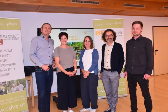 Bernhard Pfister, Kathrin Schweinberger, Gabi Ziller, Franz Scheiterer, und Philipp Moll bei der Veranstaltung in Fügen.  | Foto: Haun
