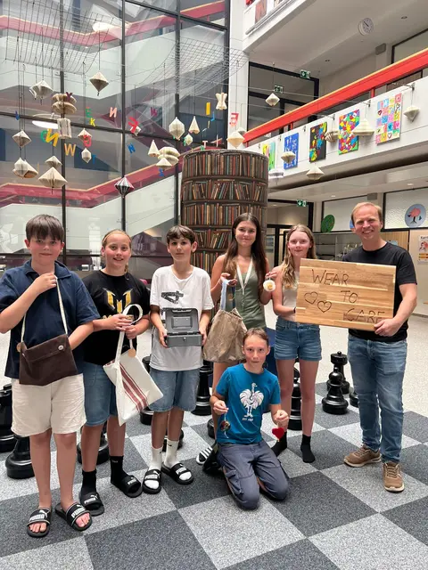 Paul Wimmer, Elias Langgartner, Tobias Bachmaier, Sophie Pfaffinger, Laura Netzthaler (v. l. n. r.) und Maximilian Meindl (knieend) überreichen ihre Spende an Dominik Steinbichler von der Kinderkrebshilfe Salzburg.  | Foto: MMS Eggelsberg