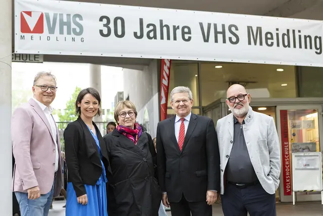 v.l.: Walter Schuster, Direktor der VHS Meidling, Landtagsabgeordnete Katharina Weninger (SPÖ), Gabriele Votava, Vorsitzende des Fördervereins Volkshochschule Meidling, Herbert Schweiger, Geschäftsführer der Wiener Volkshochschulen, Landtagsabgeordneter Christian Deutsch (SPÖ) und Herbert Schweiger, Geschäftsführer der Wiener Volkshochschulen. | Foto: intotheblue.studio/Viktoria Morgenstern
