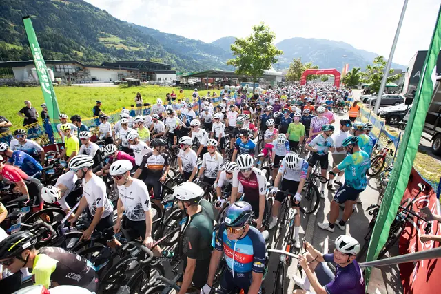 Vor dem Start zur Dolomitenradrundfahrt
 | Foto: Expa Pictures