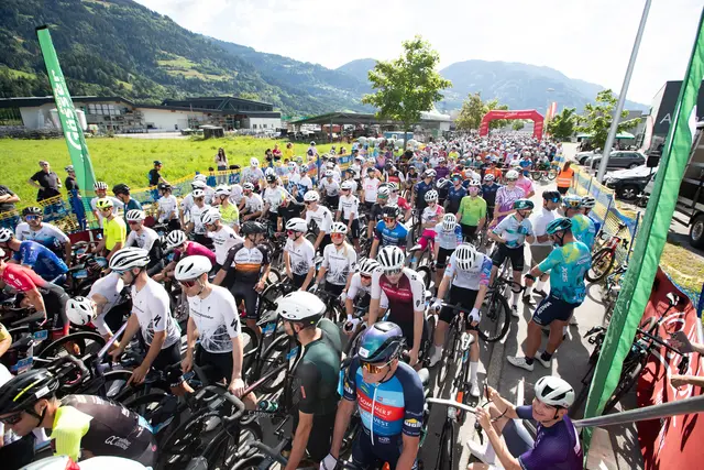 Vor dem Start zur Dolomitenradrundfahrt
 | Foto: Expa Pictures
