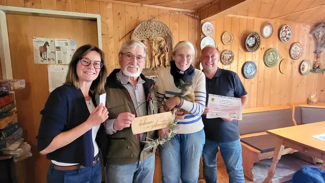 Gemeinderätin Caroline Wappel mit Alois und Karin Lechner und Bürgermeister Christian Trettler.
 | Foto: Gemeinde Trattenbach