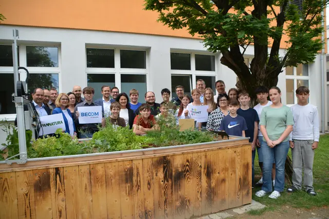 Schülerinnen und Schüler aus Horitschon präsentieren gemeinsam mit Lehrlingen den aufgebauten Farmbot, der künftig im Unterricht zum Einsatz kommt. | Foto: MeinBezirk/Rosenberger Victoria