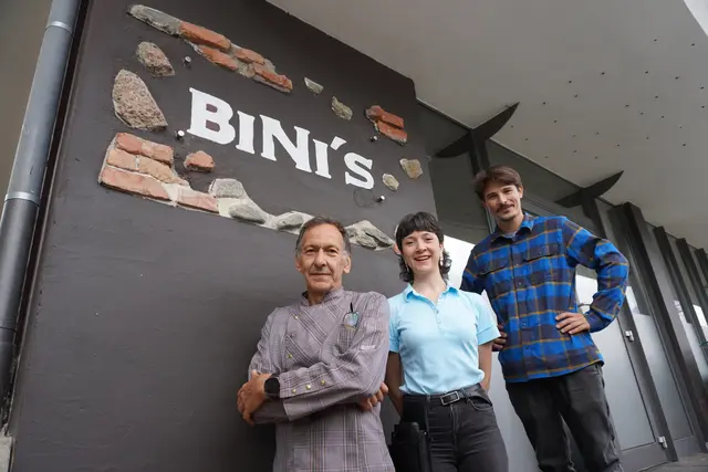 Das Bini´s in Götzens ist unter neuer Leitung. Im Bild: Koch Andreas, Kellnerin Farina und Chef Oliver. 