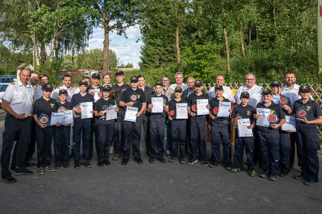 Die Pokalgewinner vom Bezirksfeuerwehrjugendleistungsbewerb und dem Bewerb um das Feuerwehrjugendbewerbsabzeichen. | Foto: Ing. Gerald Pfabigan