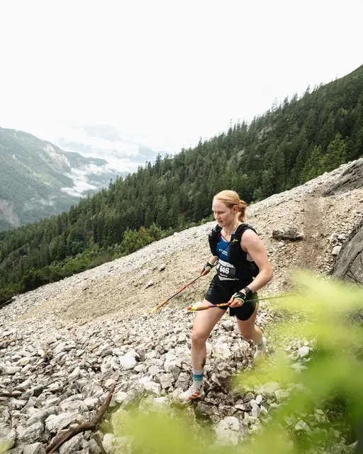 Die Siegerin des Koasa-Classic-Runs, Theresa Zahorka, entlang des Höhenweges. | Foto: Kufsteinerland_Luca-Jaenichen