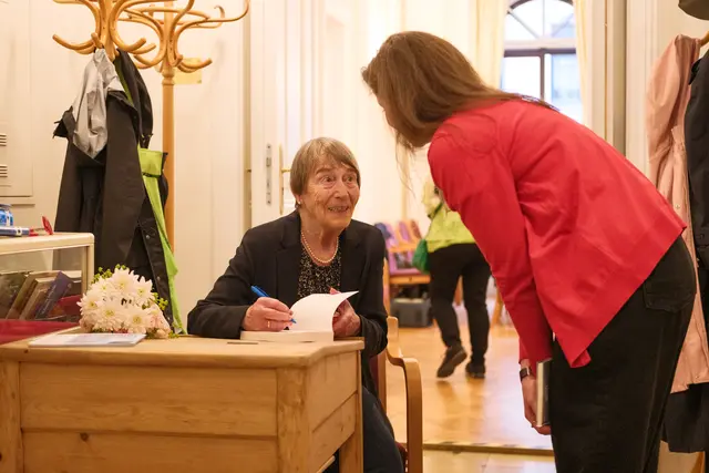Im Anschluss nahm sich Welsh Zeit für persönliche Gespräche mit den Besucherinnen und Besucher und signierte zahlreiche ihrer Werke.  | Foto: Shervin Sardari/BV8