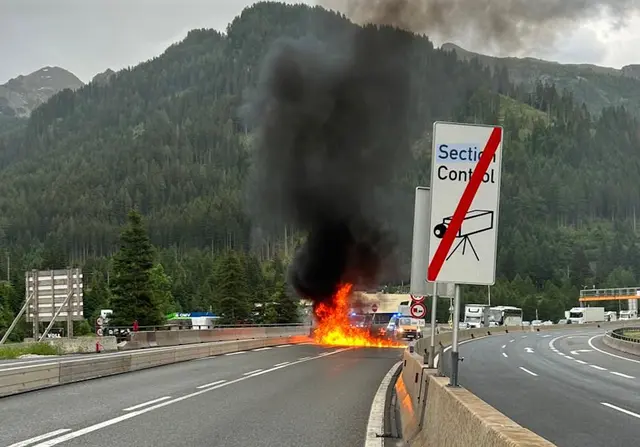 Rauch und Flammen auf der A13: Ein Auto brannte am Sonntagabend bei der Luegbrücke vollständig aus. | Foto: ZOOM.TIROL