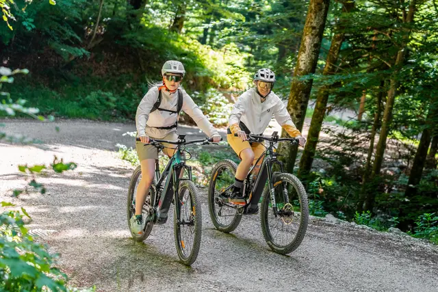 Die neue Verbindung eignet sich ideal für E-Biker und E-Biker und ambitionierte Tourenradlerinnen und Tourenradler, um vom Innradweg in die Bergwelt des Thierseetals zu fahren. | Foto: Kufsteinerland / Johannes Scheffold