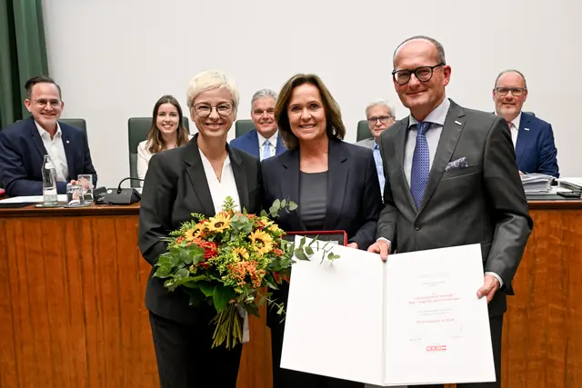 Ehrenmedaille der WKOÖ
WKOÖ-Präsidentin Doris Hummer (li.) und Direktor Gerald Silberhumer überreichten die Ehrenmedaille in Gold an Angelika Sery-Froschauer | Foto: WKOÖ