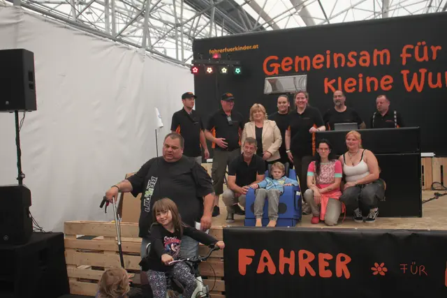Besonders bewegend waren die Übergaben eines Gravity Chairs an Nils sowie eines Therapiefahrrads an Maria. | Foto: Verein Fahrer für Kinder