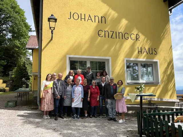 Das Sternwanderteam vor dem "Johann Enzinger Haus", das im Eigentum des Touristenvereins Hegerberg steht und derzeit vom Team "GipfelGenuss Hegerberg" von Donnerstag bis Sonntag bewirtschaftet wird. | Foto: Roman Meixner