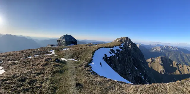 Berghütte im hochalpinen Raum