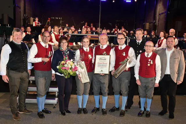 Kapellmeister-Übergabe: Vzbgm. Mario Leitner, Obmann Engelbert Sattler, Elisabeth Grangl, Kerstin Grangl, Helmut Grangl, Roland Sattler, Reinhard Bauer, Michael Seidl und Bgm. Markus Tafeit.