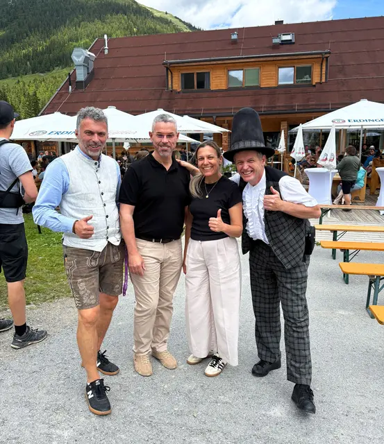 Freuten sich über ein gelungenes Familienfest in Hoch-Imst (v.l.): UAlm-Wirt Martin Winkler, BB-GF Bernhard Schöpf, Sonja Mayrhofer und Zauberer Robert Ganahl. | Foto: Imster Bergbahnen