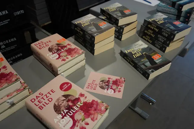 Am Ende des Abends konnten die Bücher signiert werden.  | Foto: AMG