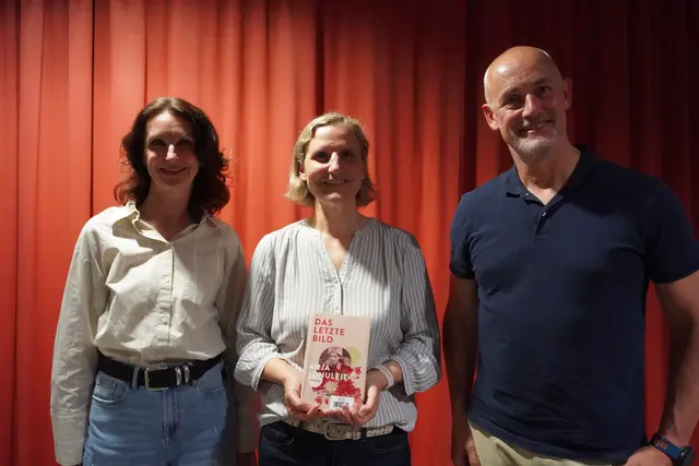 In Axams wurde Wissenschaft und Literatur miteinander verbunden. Im Bild: Autorin Anja Jonuleit, Nina Madl von der Bücherei Axams, und Gerichtsmediziner Walther Parson. | Foto: AMG