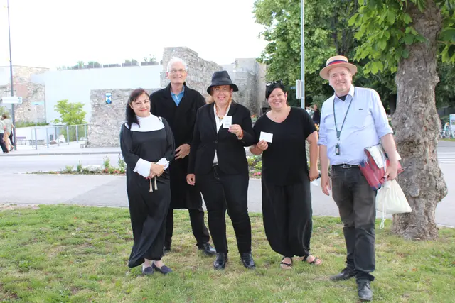 Die Austria Guides führen durch Wiener Neustadt: Marina Schacherl, Klaus Leitgeb, Gabriela Kleesadl, Sandra Blum und Peter Gerhardus. | Foto: Schauer