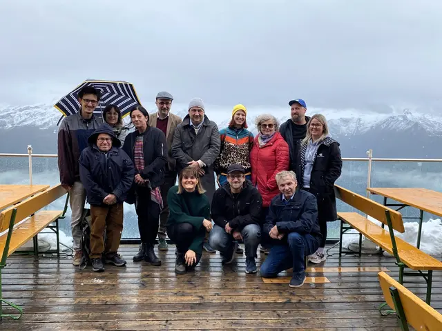 Mit Blick auf die Hohen Tauern auch bei nicht so gutem Wetter ein Erlebnis. Vorne v.l.: O.P. Zier; Yvonne Hölber (Bergrestaurant Bergbahnen Wildkogel), Josef Kirchner (Literaturfest Salzburg), Christian Vötter (TAURISKA). Stehend v.l.: Bernhard Scheiblauer, Sarah Metzler (SarahBernhard), Marlene Gölz, Florian Gantner (Künstlerischer Leiter), Alexander Peer, Katharina Johanna Ferner, Anna Rottensteiner, Martin Peichl und Petra Hochwimmer (BORG Mittersill) | Foto: Tauriska