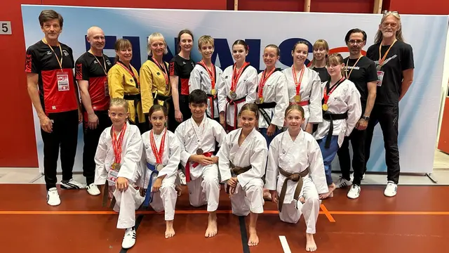 Die erfolgreichen Taekwondo-Sportler mit "Supercoach" Gerhard Heßl (stehend, links). | Foto: Taekwondo Tragwein