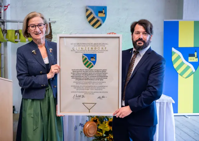 Landeshauptfrau Johanna Mikl-Leitner überreicht das Gemeindewappen an den Glinzendorfer Bürgermeister Andreas Iser-Quirgst.

  | Foto: NLK Khittl