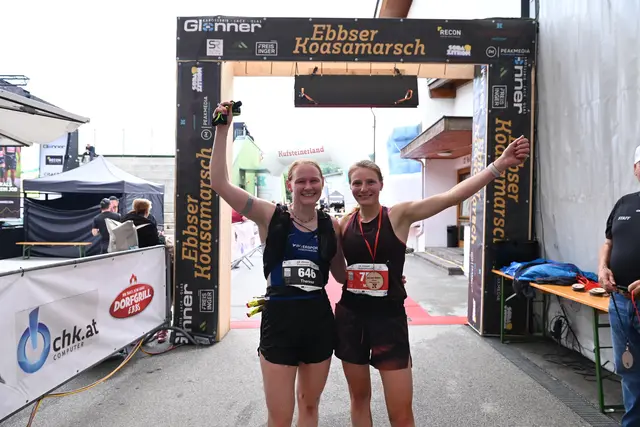 Die Siegerin des KOASA-Classic-Runs, Theresa Zahorka (li.) und die Siegerin KOASA-Höllenritt, Maren Hamm (re.) | Foto: Kufsteinerland_O&amp;K