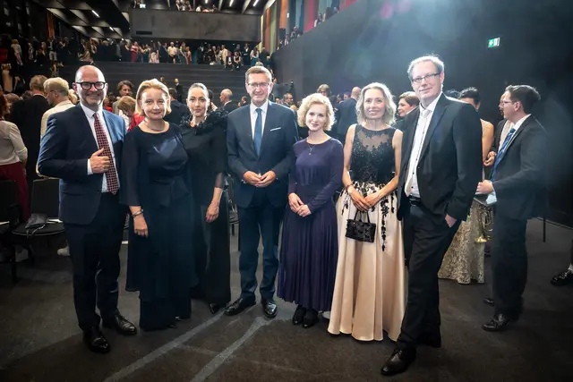Von links: Bürgermeister Dietmar Prammer, uniko-Präsidentin und Kunstuni-Rektorin Brigitte Hütter, Moderatorin Cornelia Lehner, Landesrat Markus Achleitner (ÖVP), Bundesministerin Eva-Maria Holzleitner, Lale Koch und JKU Rektor Stefan Koch. | Foto: JKU/Cityfoto.at