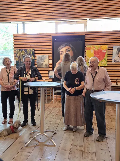von links nach rechts: Ingeborg Haas, Ulrike Musil, Grete Sukopp, Karl Martin Sukopp. Die Besucherinnen und Besucher der Vernissage konnten sich direkt mit den Künstlerinnen und Künstlern austauschen. | Foto: Monika Grohotolski