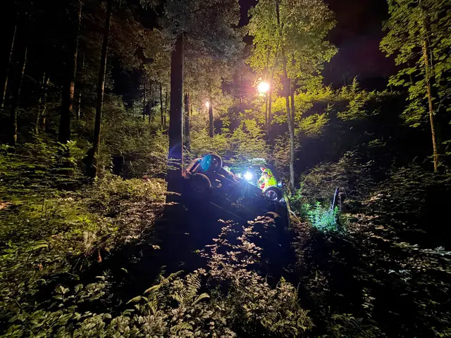 Das Wrack des Pkw kam rund 50 Meter unterhalb der Fahrbahn zum Stehen. | Foto: ZOOM.TIROL