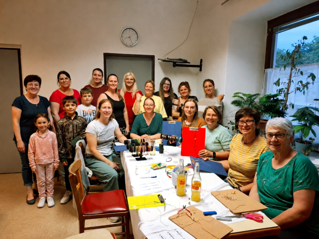 Unter fachkundiger Anleitung entstanden beim Makramee-Kurs der VHS Drosendorf-Zissersdorf einzigartige Schmuckstücke. | Foto: VHS Drosendorf-Zissersdorf