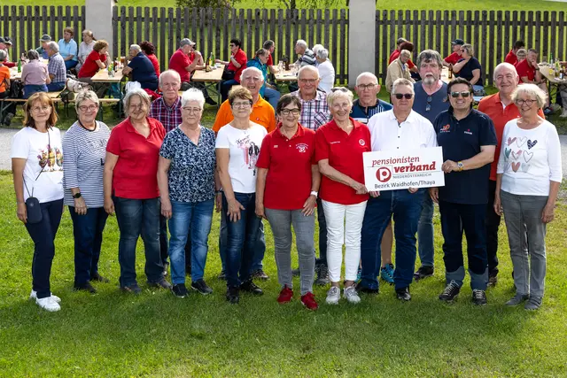 Gabriele Koller, Brigitte Myska, Michaela Schön, Gerhard Wolf, Leopoldine Smejkal, Monika Wolf, Ernst Litschauer, Christine Armberger, Herbert Wolf, Inge Kapeller, Erwin Jarosch, Michael Preissl, Gerhard Schuecker, Andreas Hitz, Leopold Kapeller und Christa Koller (v.l.) | Foto: PV Waidhofen/Thaya